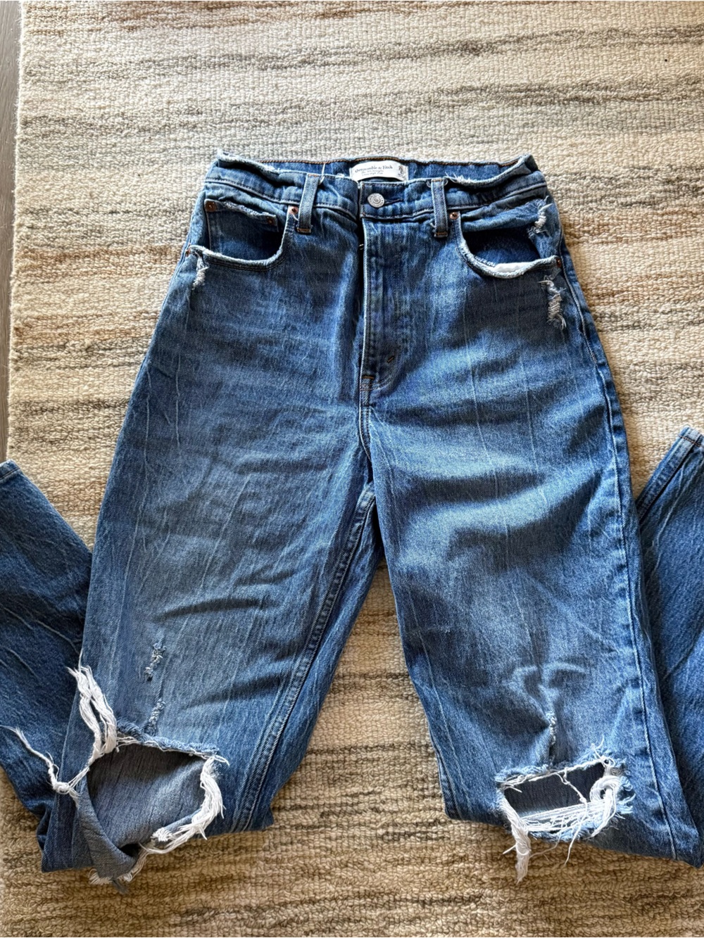 Abercrombie & Fitch Ultra High Rise 90s Straight Distressed  Jean